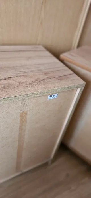 Mesita de noche de madera.