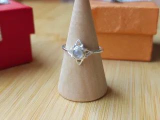 Anillo Nudo de Bruja Piedra Luna Ajustable