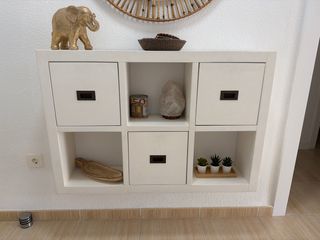 Mueble de entrada blanco y dorado