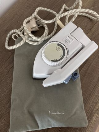 Plancha de viaje pequeña plegable Moulinex.