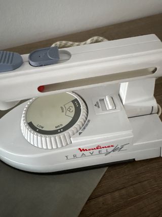 Plancha de viaje pequeña plegable Moulinex.