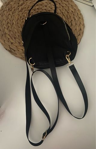 Mochila pequeña acolchada negra