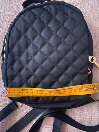 Mochila pequeña acolchada negra