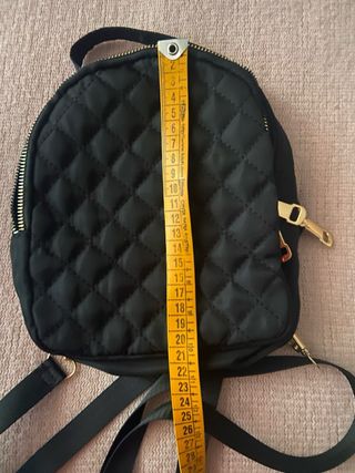 Mochila pequeña acolchada negra