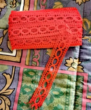 Pasacintas de encaje rojo