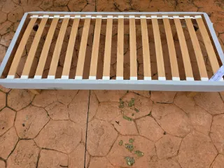 Base de cama de madera forrada tela gris