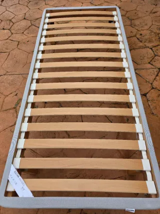 Base de cama de madera forrada tela gris