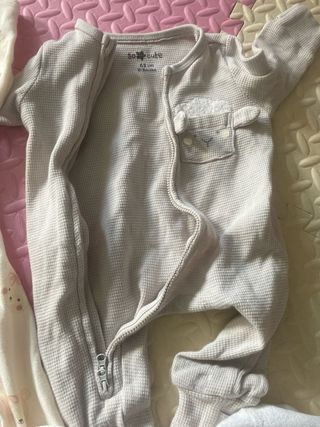 4 Pelele de bebé con pies