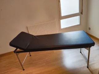 Camilla negra con cabezal regulable