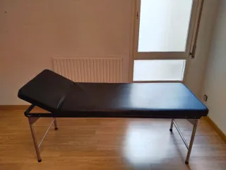 Camilla negra con cabezal regulable