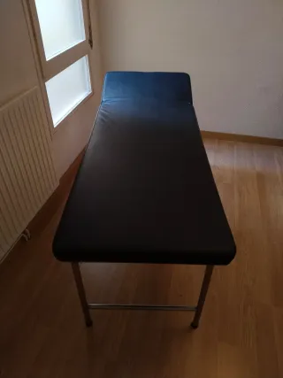 Camilla negra con cabezal regulable