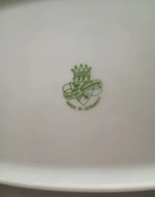 Vajilla de Porcelana con Detalles Dorados