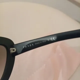 Occhiali da sole Prada neri e marroni