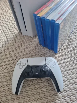 Consola PlayStation 5 con juegos