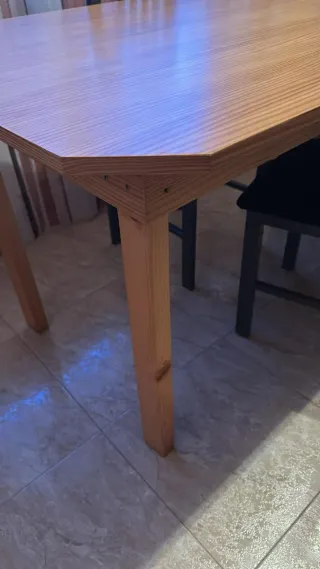 Mesa de salón de madera de pino