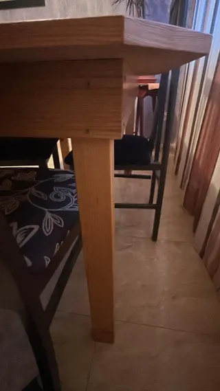 Mesa de salón de madera de pino