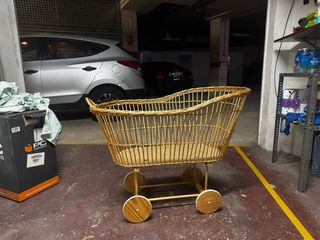 Cuna de mimbre con ruedas