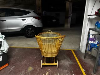 Cuna de mimbre con ruedas