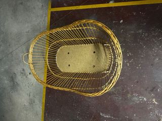 Cuna de mimbre con ruedas