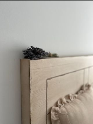 Cabecero de madera beige con diseño