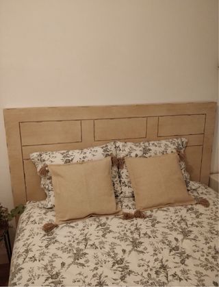 Cabecero de madera beige con diseño