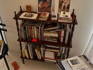 Estantería de madera oscura