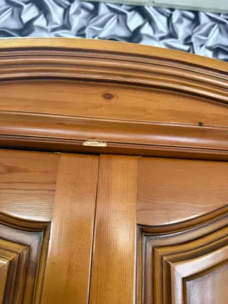 Armario de madera marrón