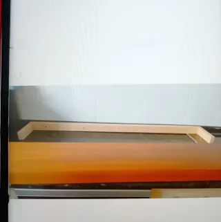 Estantería de madera color naranja