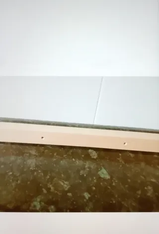 Estantería de madera color naranja