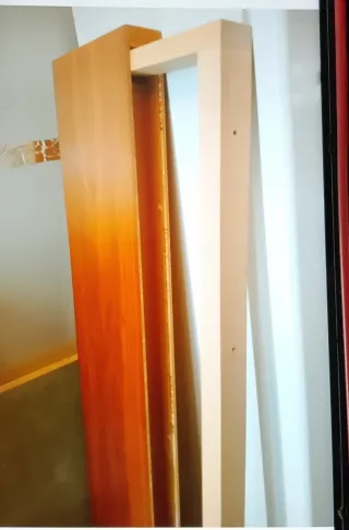 Estantería de madera color naranja