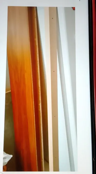 Estantería de madera color naranja