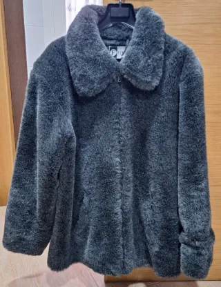 Chaquetón de pelo gris