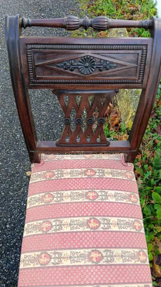 Banco antiguo de madera y tela