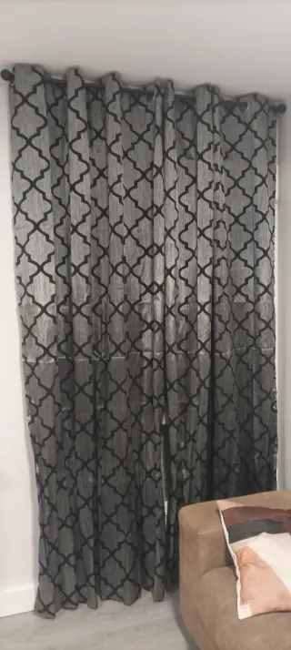 Cuatro cortinas grises con estampado geométrico