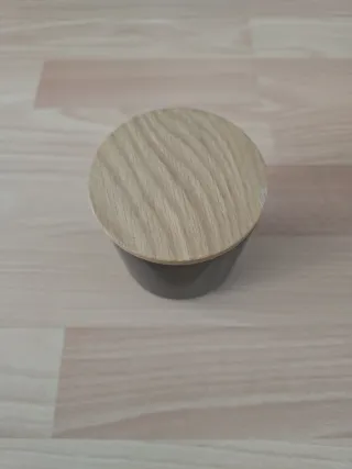 Cajita negra con tapa de madera