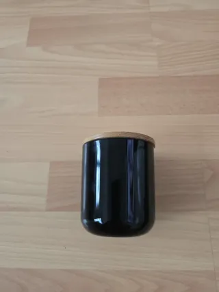 Cajita negra con tapa de madera