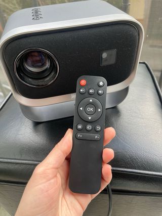 Proyector Portatil Wi-Fi E18 + Mando - Nuevo