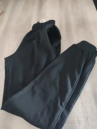 Pantalón chándal con puño y bolsillos