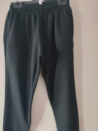 Pantalón chándal con puño y bolsillos