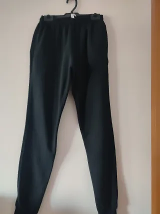Pantalón chándal con puño y bolsillos