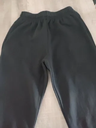 Pantalón chándal con puño y bolsillos