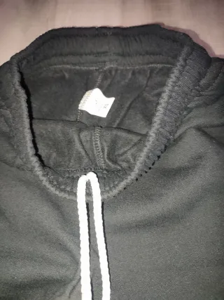 Pantalón chándal con puño y bolsillos