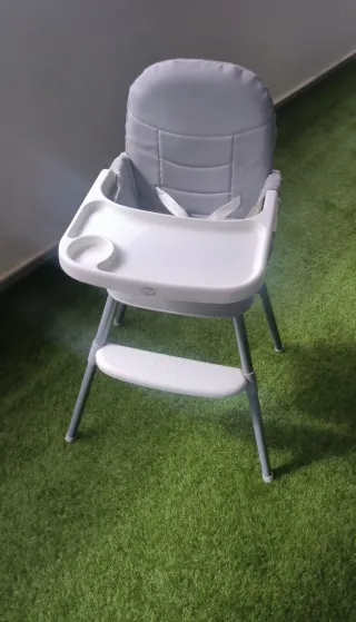 Trona de bebé gris y blanca