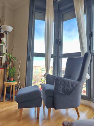 Sillón gris Ikea con reposapiés