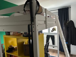 Cama litera blanca y mesa cristal