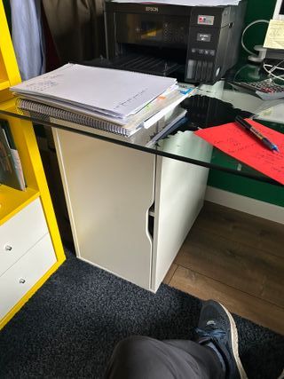 Cama litera blanca y mesa cristal