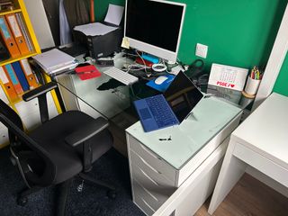 Cama litera blanca y mesa cristal