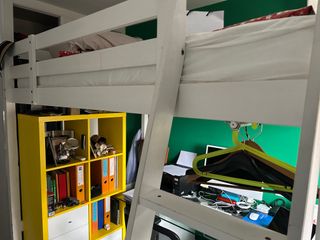 Cama litera blanca y mesa cristal