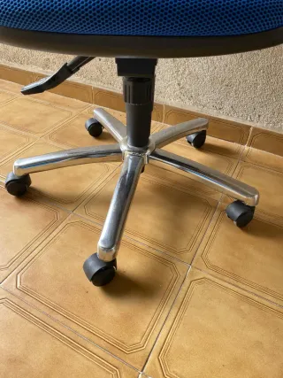 Silla de oficina azul y plateada