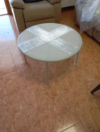 Mesa redonda de jardín blanca